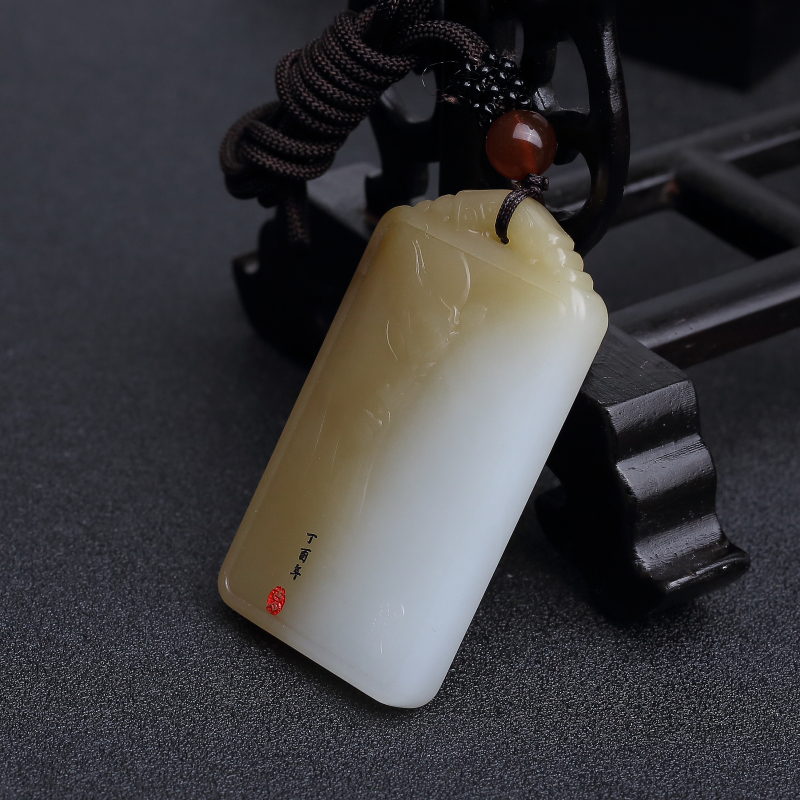 俏色和田玉山料关公吊坠-红掌柜