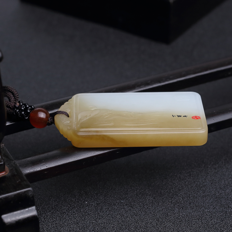 新疆俏色和田玉山料吊坠-红掌柜