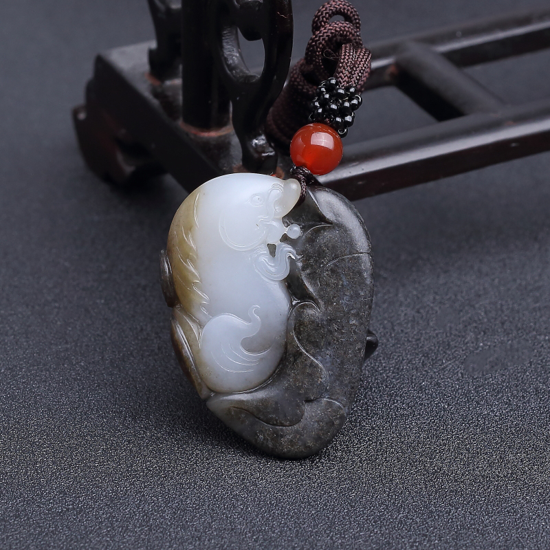 新疆俏色和田玉山料连年有余吊坠-红掌柜