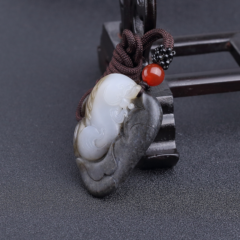 俏色和田玉山料连年有余吊坠-红掌柜