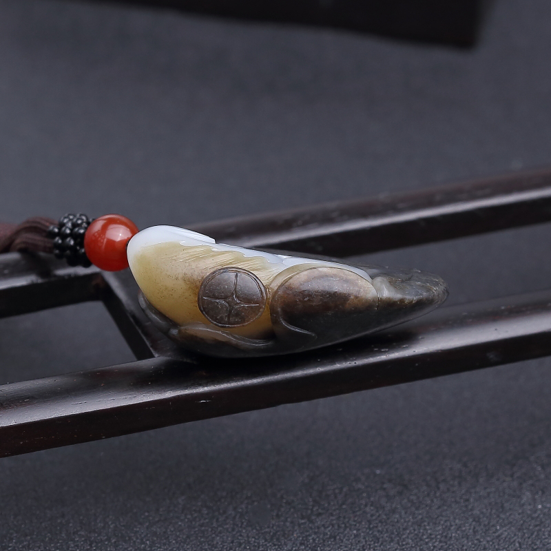 新疆俏色和田玉吊坠-红掌柜