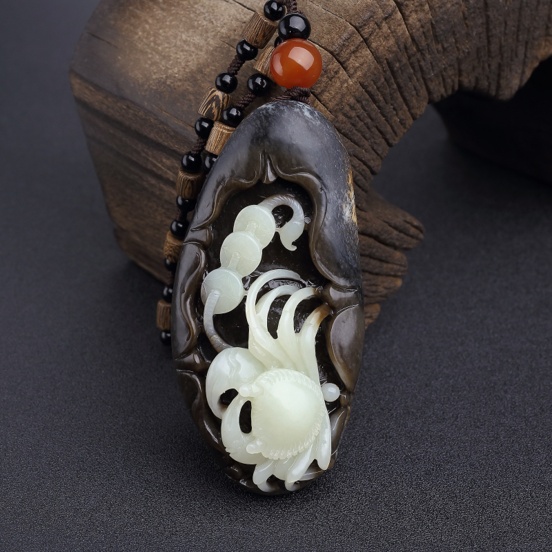 山料俏色和田玉八方来财手把件-红掌柜