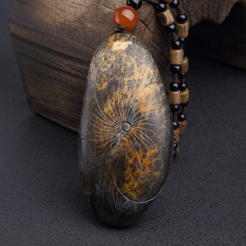 天然山料俏色和田玉八方来财手把件-红掌柜