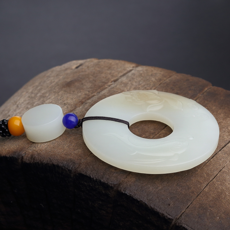 山料俏色和田玉连年有余吊坠-红掌柜