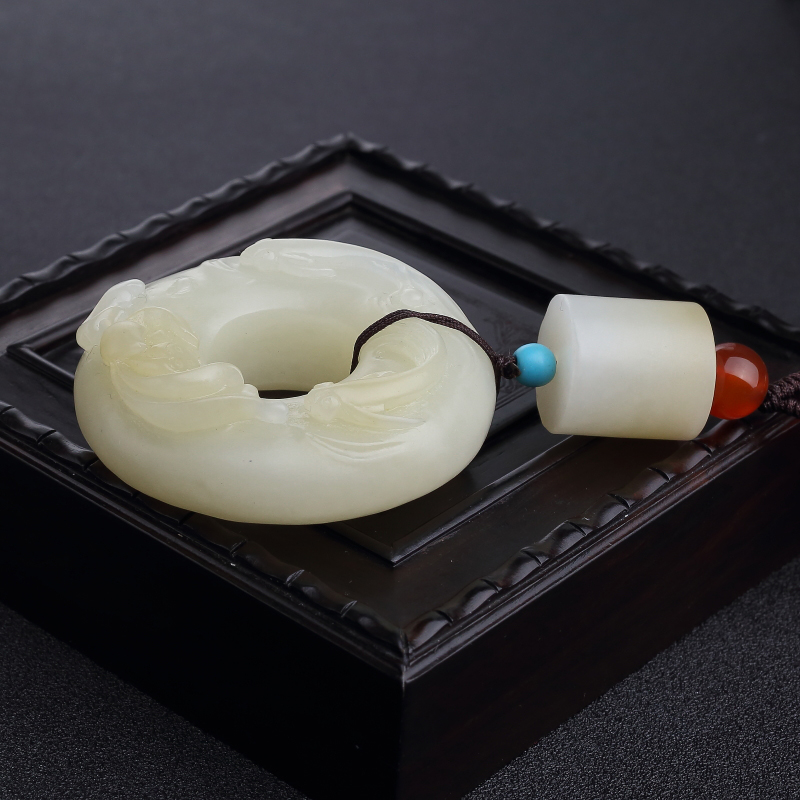 俏色和田玉连年有余手把件-红掌柜