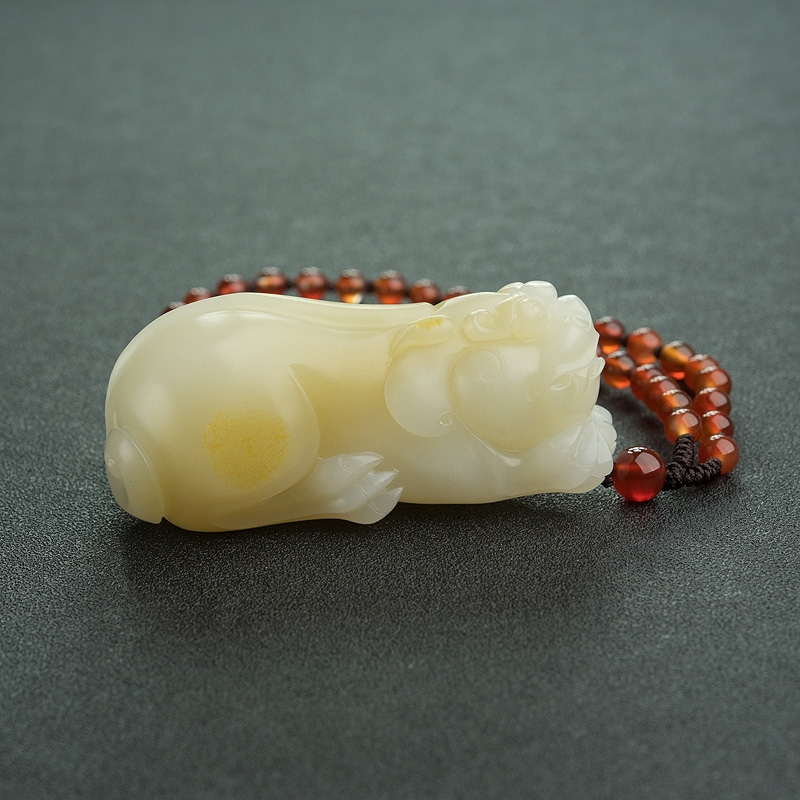 俄罗斯山料俏色和田玉貔貅手把件-红掌柜