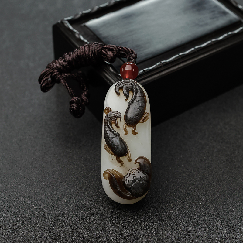 山料俏色和田玉连年有余吊坠-红掌柜