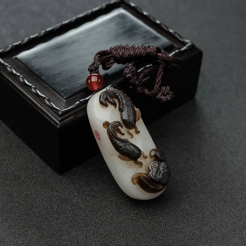 山料和田玉连年有余吊坠-红掌柜