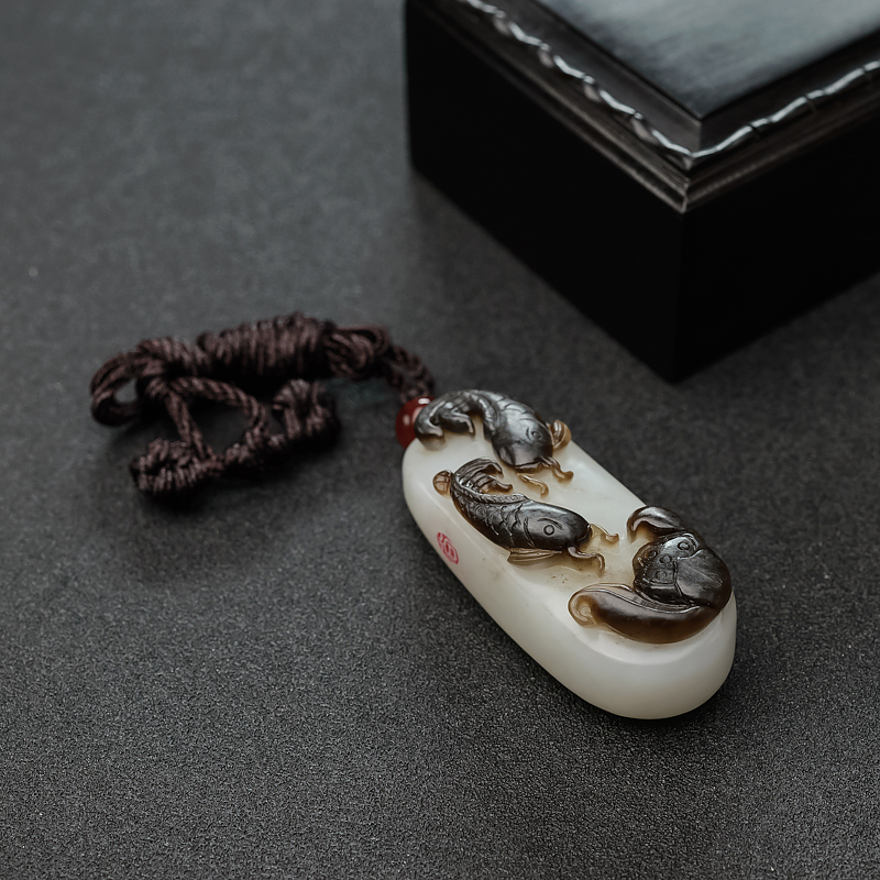 山料俏色和田玉吊坠-红掌柜