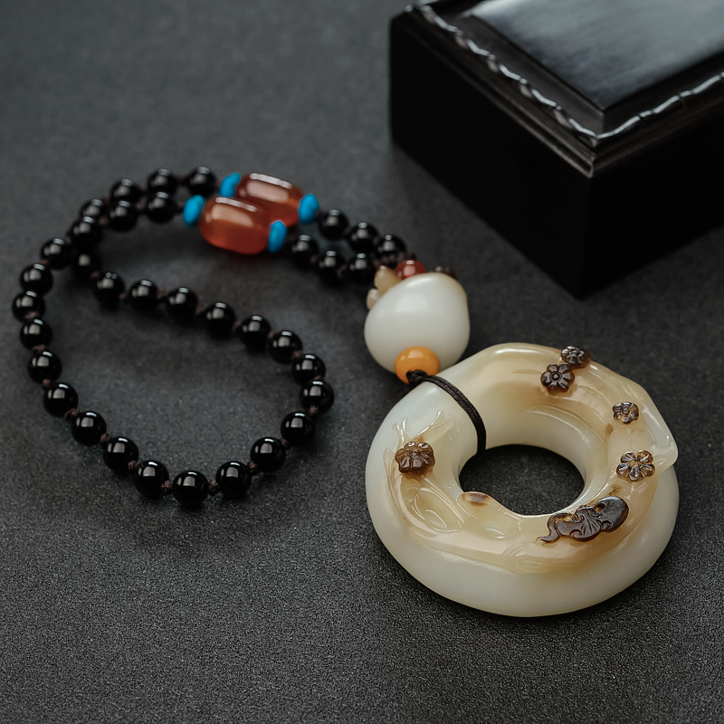 山料俏色和田玉手把件-红掌柜