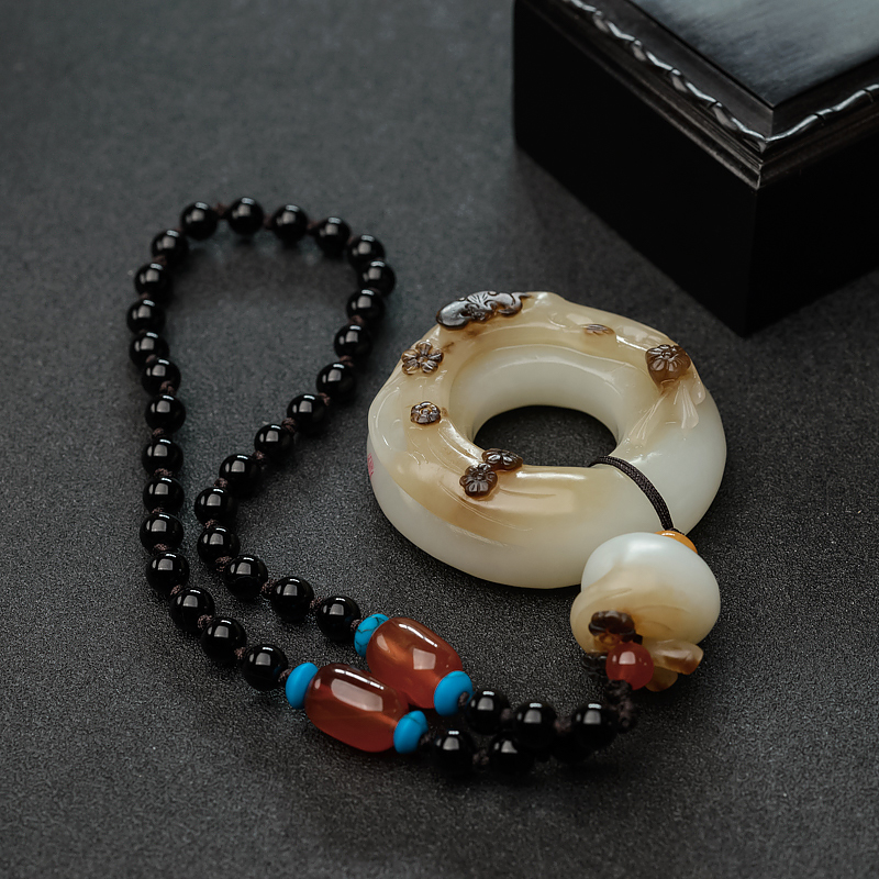 俏色和田玉手把件-红掌柜