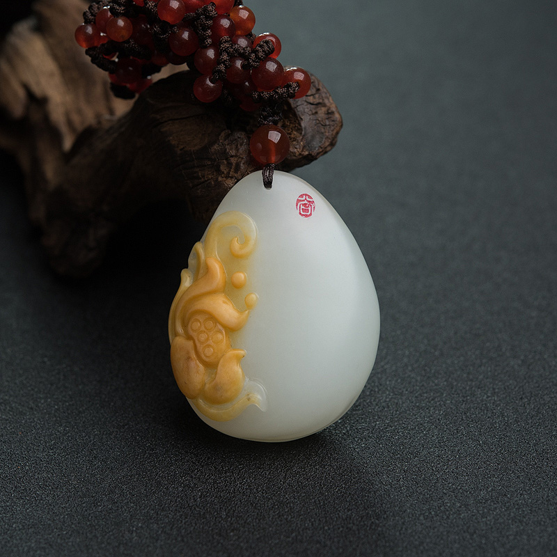 山料俏色和田玉一品清廉吊坠-红掌柜