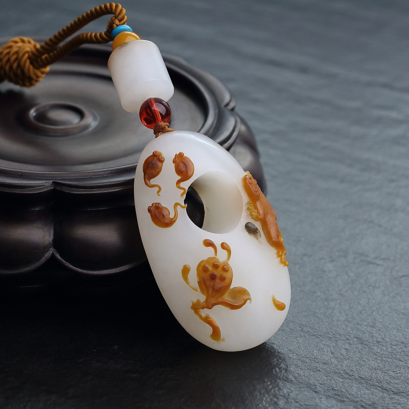 山料俏色和田玉连生贵子吊坠-红掌柜