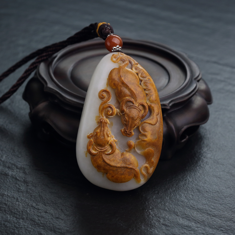 山料天然俏色和田玉牛气冲天手把件-红掌柜