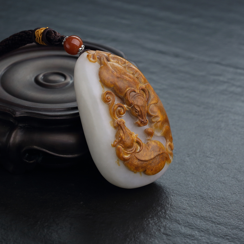 天然俏色和田玉牛气冲天手把件-红掌柜