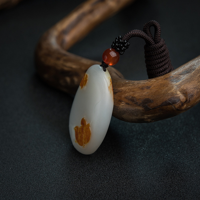 山料俏色和田玉吊坠-红掌柜