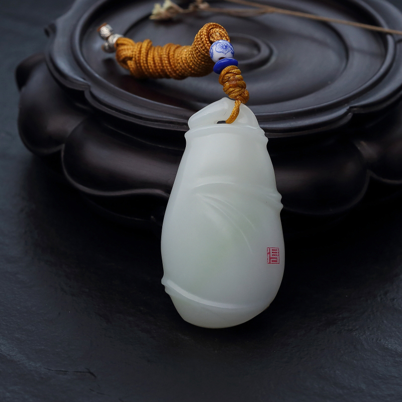 山料天然俏色和田玉祝福吊坠-红掌柜