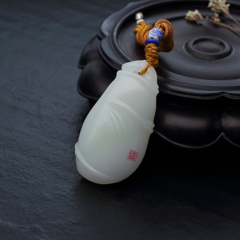 天然俏色和田玉祝福吊坠-红掌柜