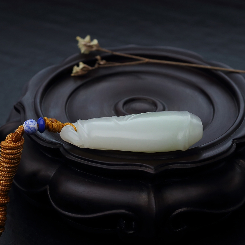 山料天然俏色和田玉吊坠-红掌柜