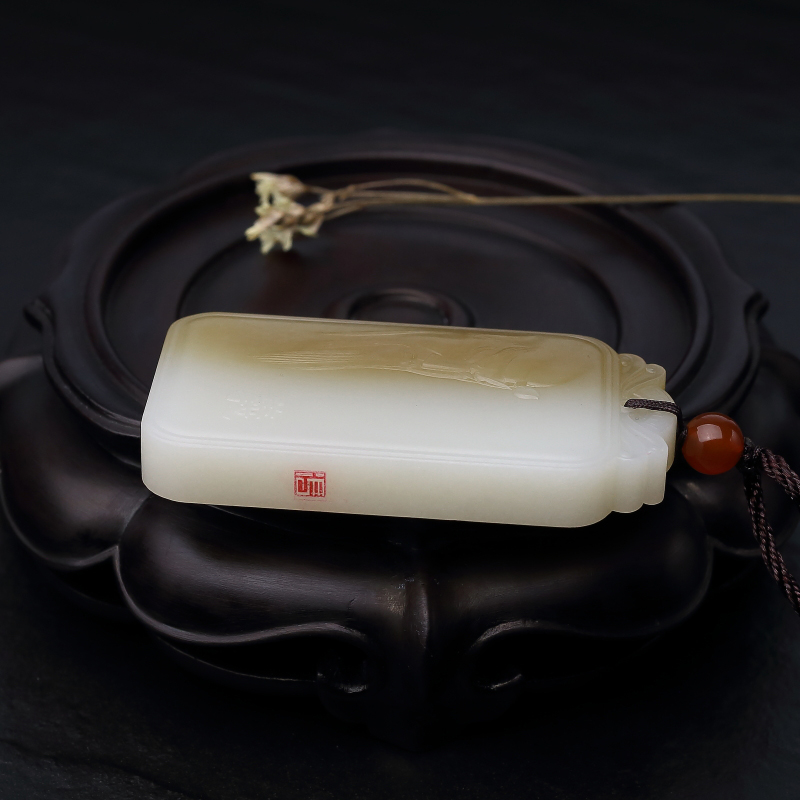 新疆天然山料俏色和田玉吊坠-红掌柜