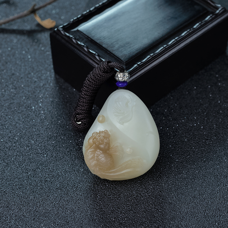 山料俏色和田玉连年有余吊坠-红掌柜