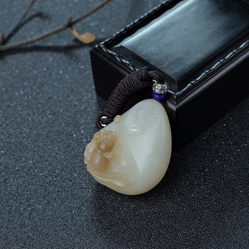 俏色和田玉连年有余吊坠-红掌柜