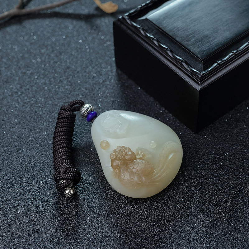 山料俏色和田玉吊坠-红掌柜