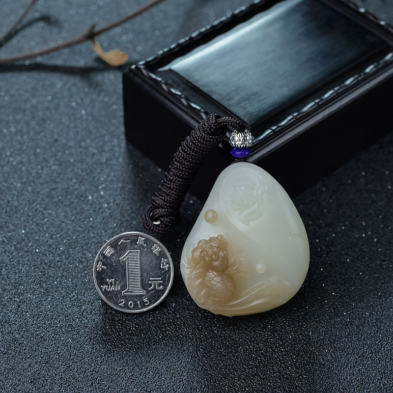 俏色和田玉连年有余-红掌柜