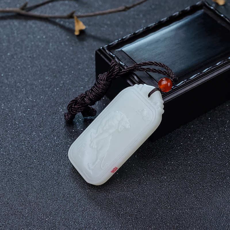 和田白玉猛虎吊坠-红掌柜