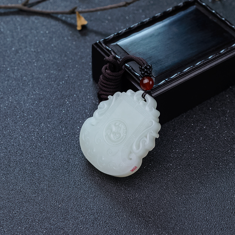 和田白玉镂雕古龙吊坠-红掌柜