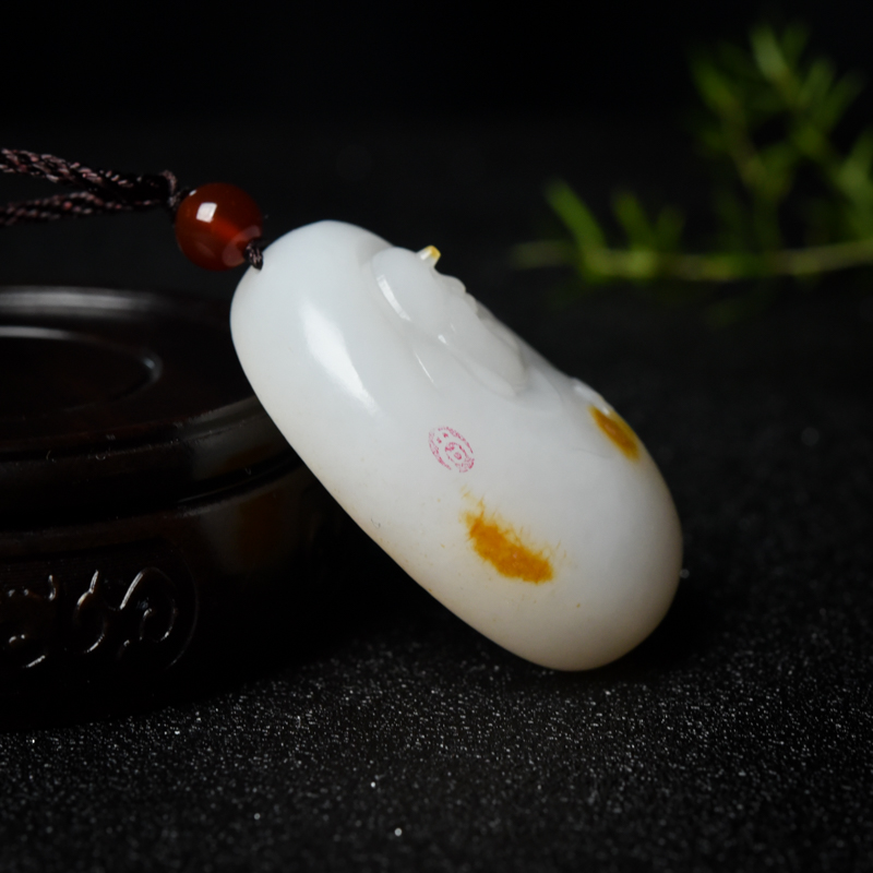 天然山料俏色和田玉福在眼前吊坠-红掌柜
