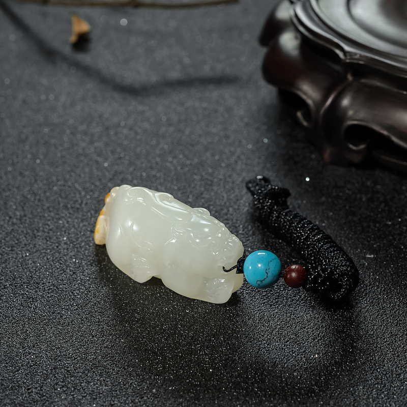 天然俏色和田玉貔貅吊坠-红掌柜