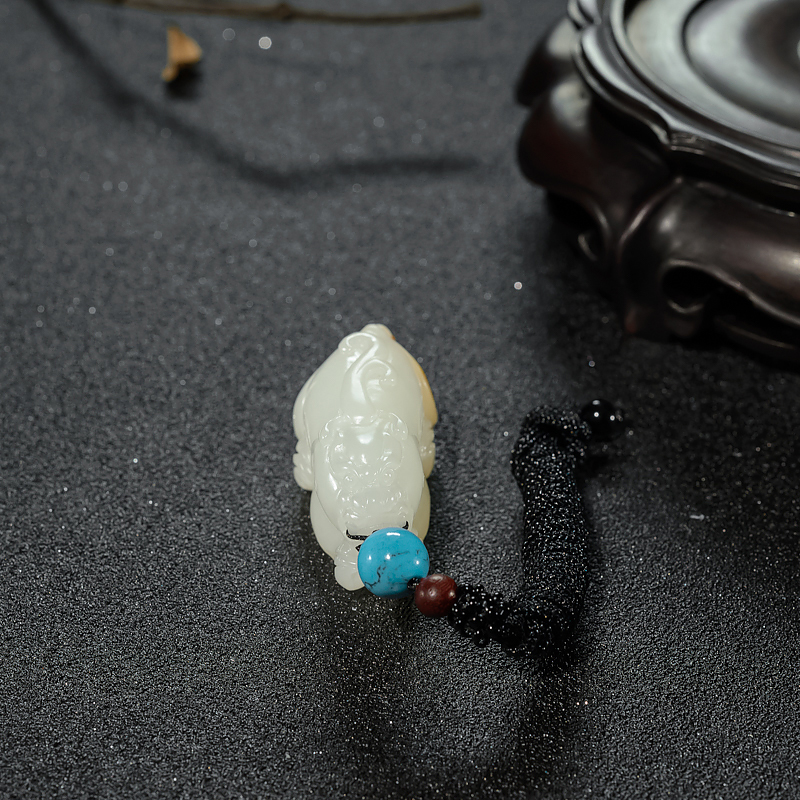 俏色和田玉貔貅吊坠-红掌柜