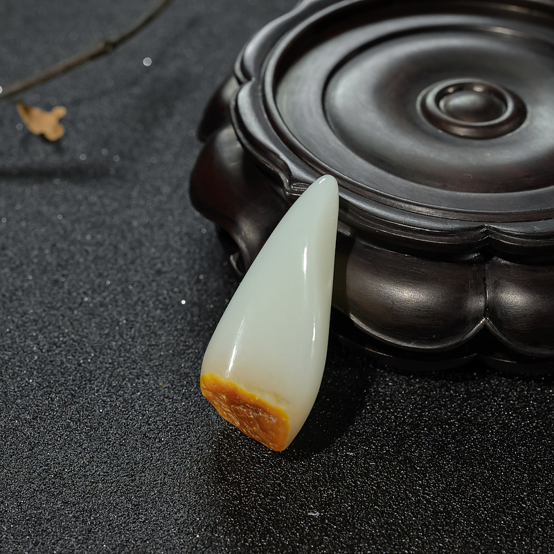 天然俏色和田玉随形吊坠-红掌柜