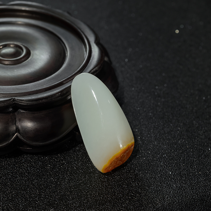 山料俏色和田玉随形吊坠-红掌柜