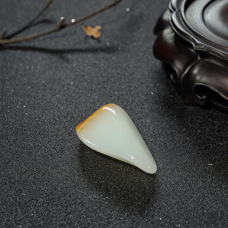 俏色和田玉随形吊坠-红掌柜