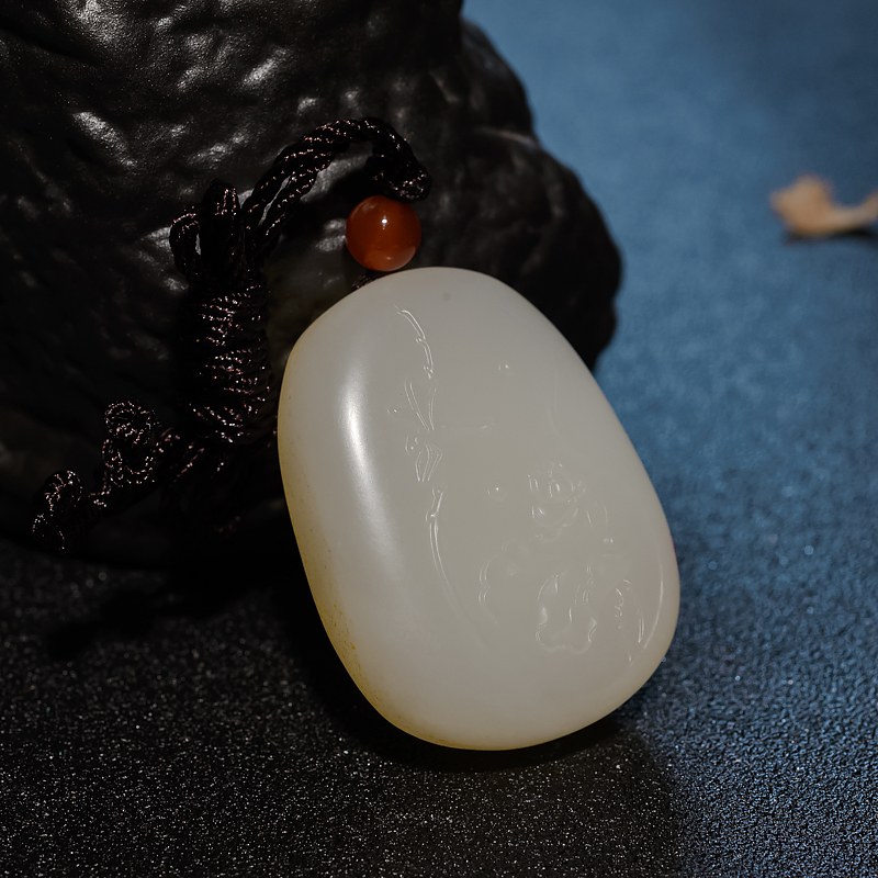 山料和田玉亭亭玉立吊坠-红掌柜