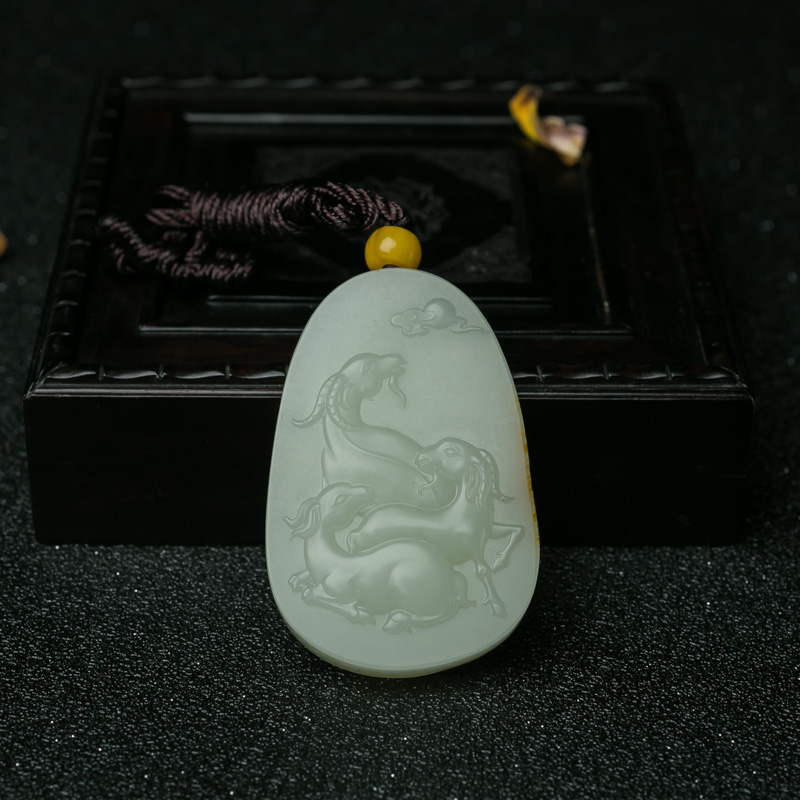 天然山料和田青白玉三羊开泰吊坠-红掌柜