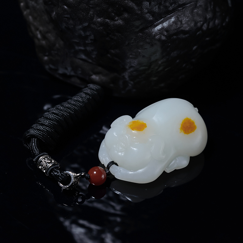 山料俏色和田玉招财猪吊坠-红掌柜