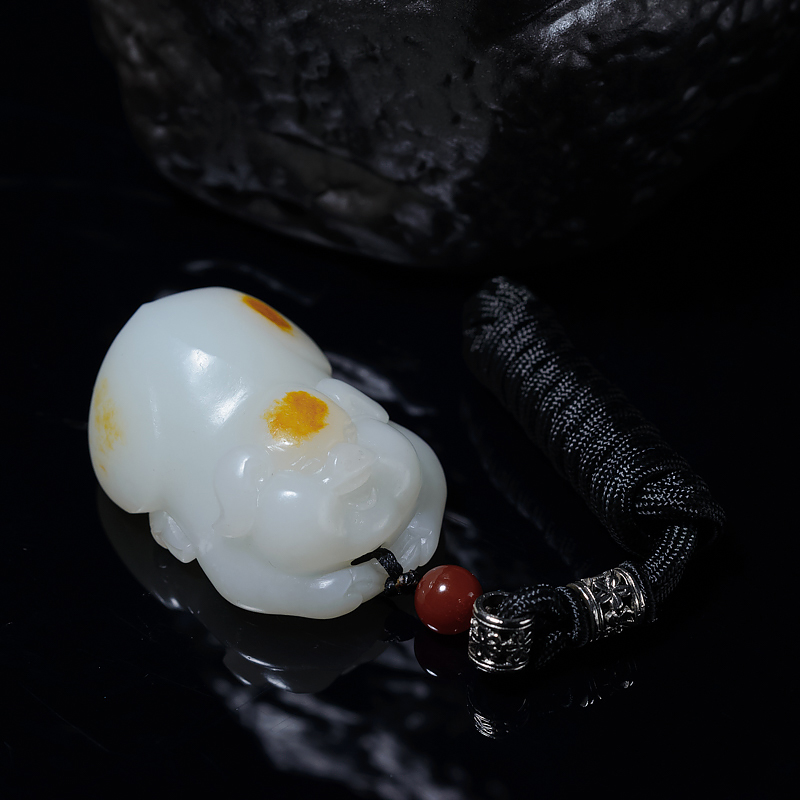 俏色和田玉招财猪吊坠-红掌柜