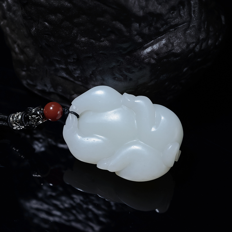 和田玉招财猪吊坠-红掌柜