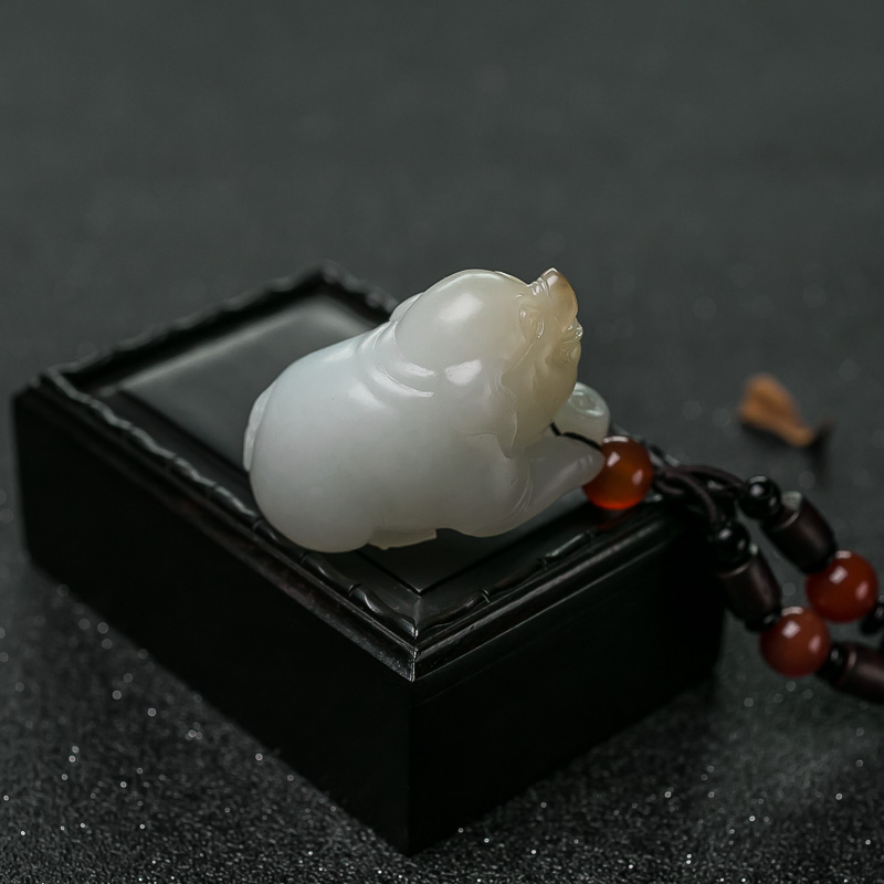 和田羊脂白玉招财猪手把件-红掌柜