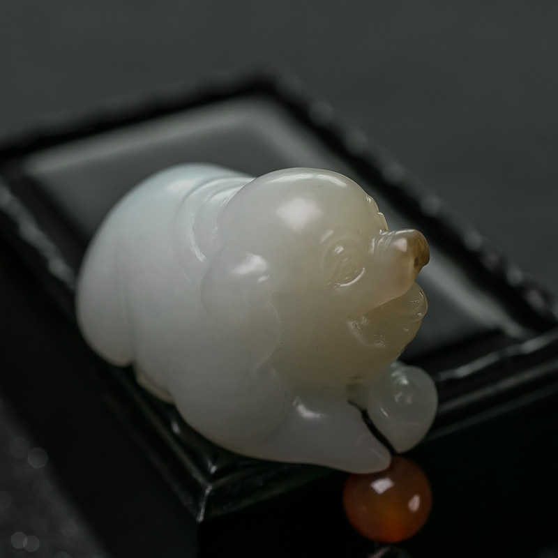 天然和田玉招财猪手把件-红掌柜