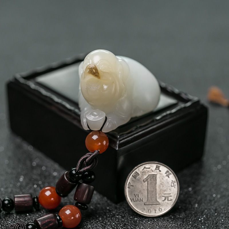 天然和田玉招财猪手把件-红掌柜
