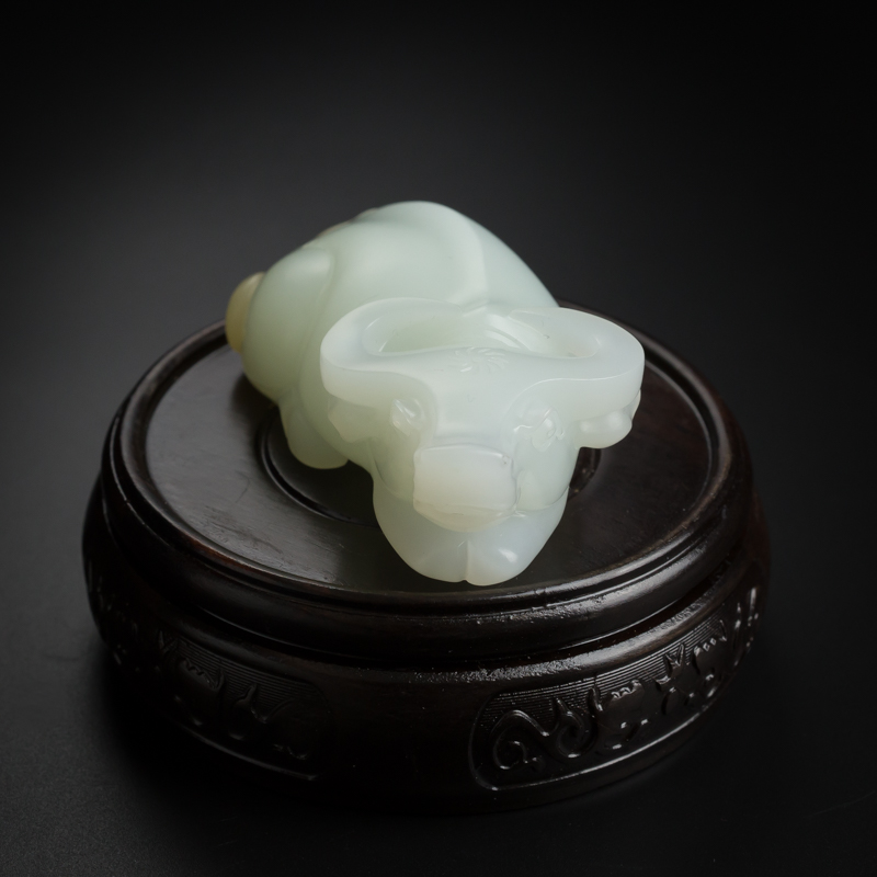 和田玉牛吊坠-红掌柜