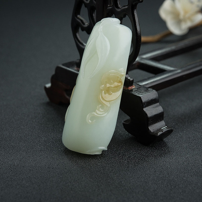 俏色和田玉福在眼前吊坠 - 红掌柜