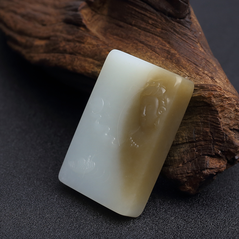 俏色和田玉山料观音吊坠-红掌柜