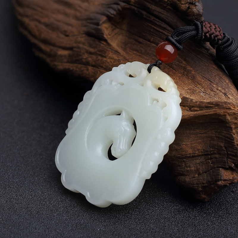 白玉山料镂雕马吊坠-红掌柜