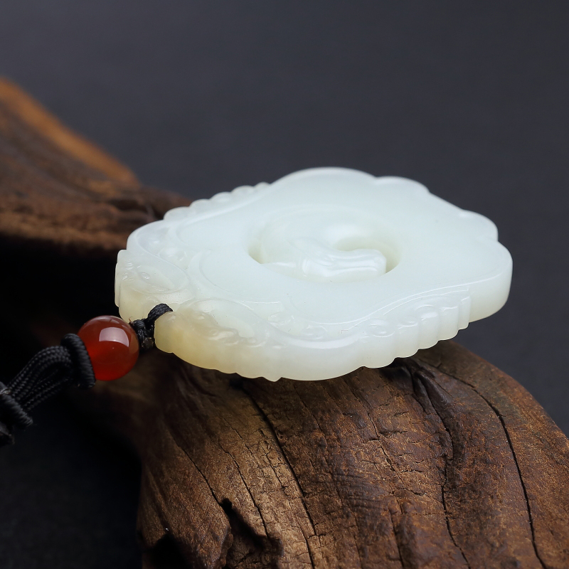天然俄料白玉山料镂雕马吊坠-红掌柜