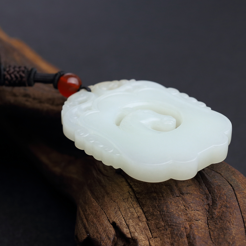 天然白玉山料镂雕马吊坠-红掌柜